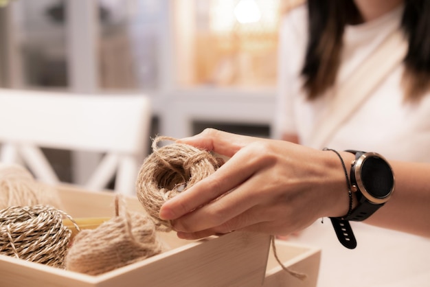 Photo main féminine tenir des accessoires de couture pour l'artisanat