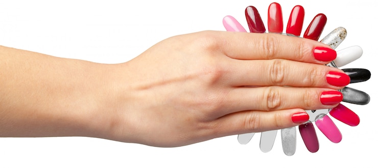 Photo main féminine avec vernis à ongles isolé sur blanc