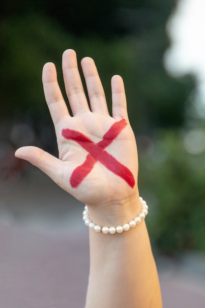 Main Féminine Avec X Rouge, Symbolisant La Campagne Contre La Violence Domestique à Rio De Janeiro Au Brésil.