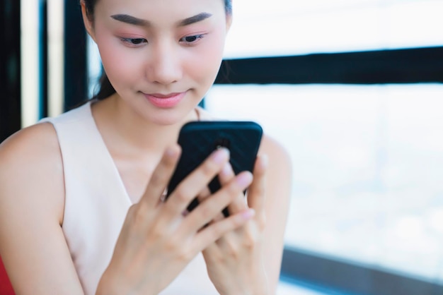 Main de femme d'affaires asiatique tenir un smartphone avec des entreprises discutant du concept d'idées réussies de stratégie d'entreprise