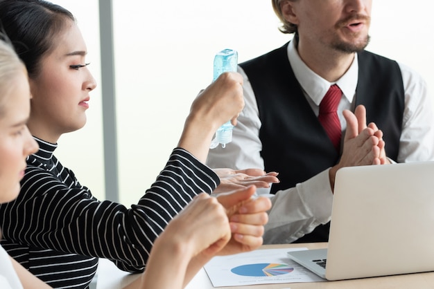 Main de femme d'affaires asiatiques presser le désinfectant gel d'alcool frotter les mains