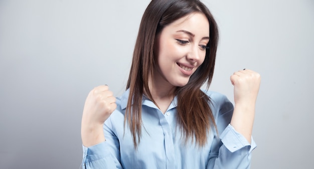 Main de femme d'affaires heureux signe oui.