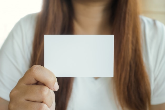 Photo main de femme d'affaires montrant la carte de visite.