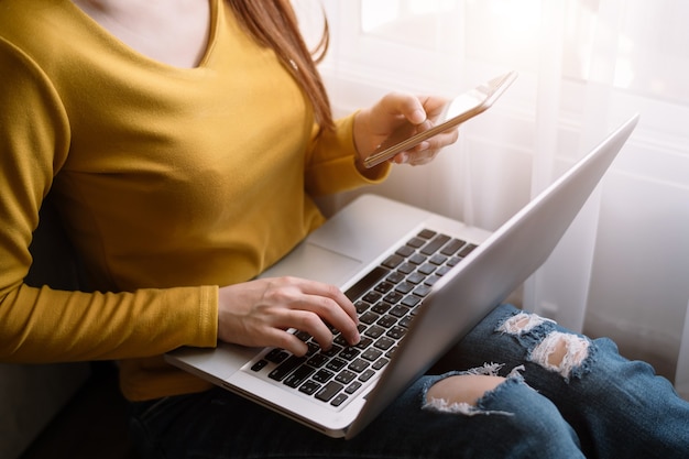 Photo main de femme d'affaires utilisant un téléphone intelligent, des paiements sur tablette et tenant des achats en ligne par carte de crédit, canal omni, ordinateur à clavier d'amarrage pour tablette numérique au bureau