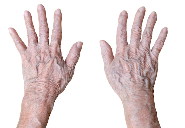 Main de femme âgée isolée sur fond blanc avec un tracé de détourage