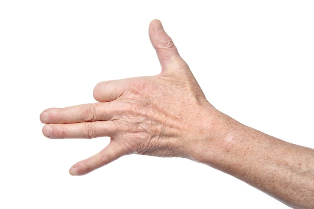 Main de femme âgée montrant un signe de chien avec les doigts isolé sur fond blanc
