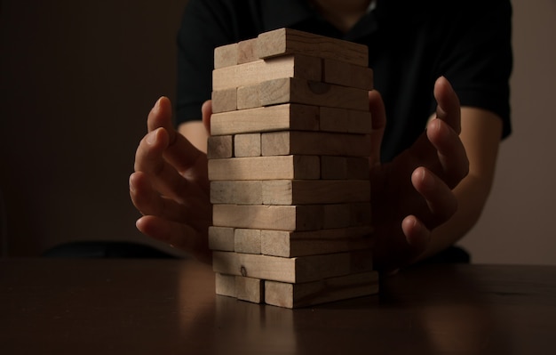 Main de femme asiatique mis des blocs de bois