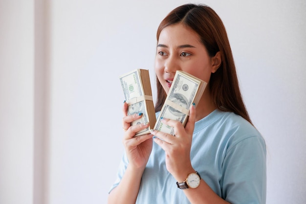 Main de femme asiatique tenant de l'argent économiser de l'argent planification financière