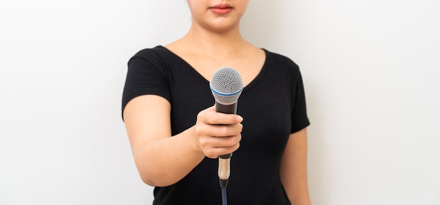 Main de femme asiatique tenant un microphone