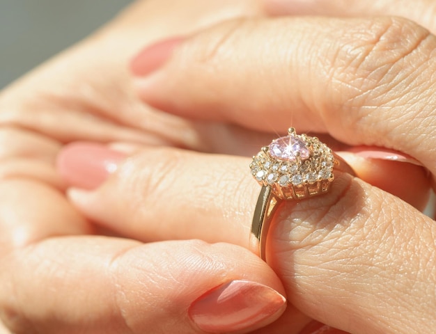 La main d'une femme avec une bague en diamant dessus