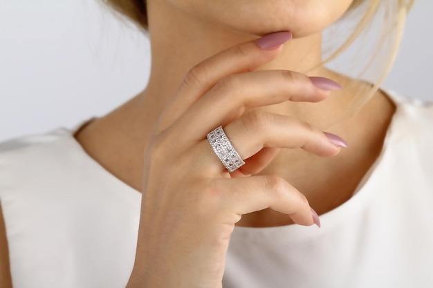 Une main de femme avec une bague fabriquée par la marque de la marque