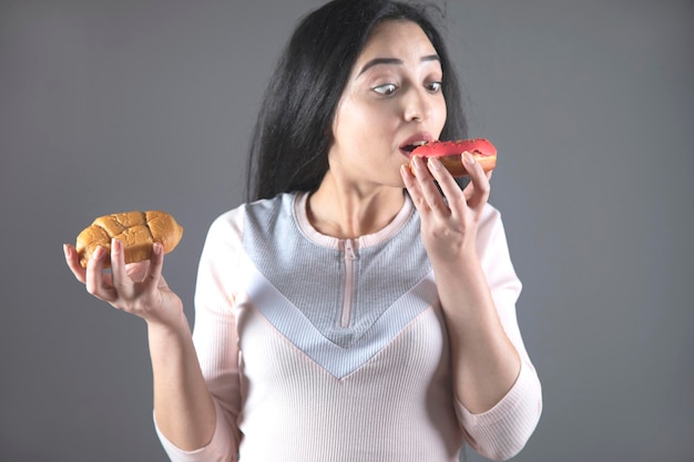 Main de femme beignet et gâteau