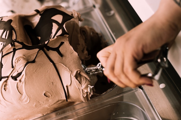 Main femme, à, boule, prendre, glace