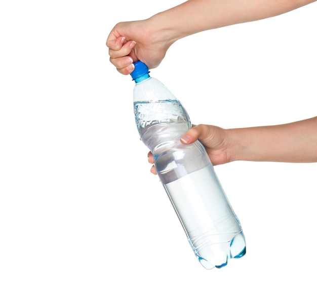 Main de femme avec une bouteille d'eau isolée sur fond blanc