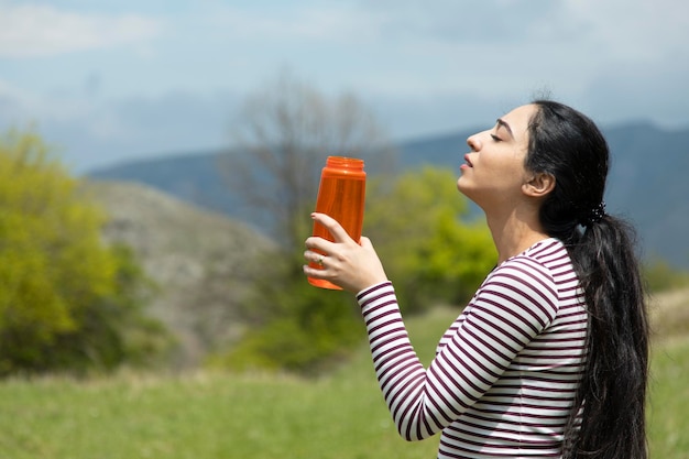 Main de femme bouteille d'eau