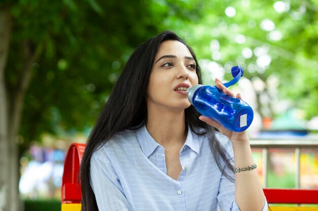 Main de femme bouteille d'eau