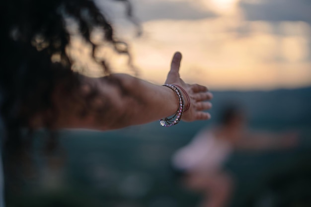 La main d'une femme avec un bracelet qui dit "je t'aime"