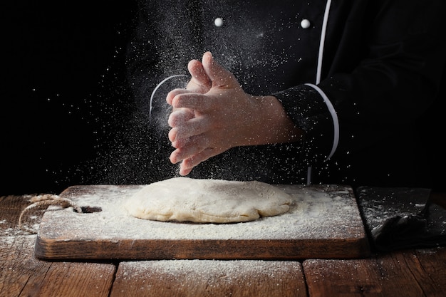 Main de femme chef applaudir avec une touche de farine blanche.