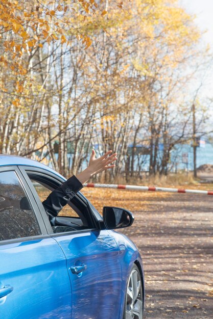 La main d'une femme en colère avec une voiture