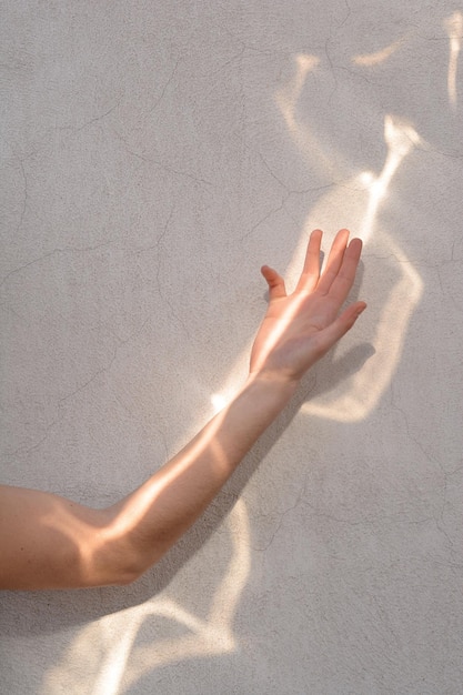 La main d'une femme coupée par le mur
