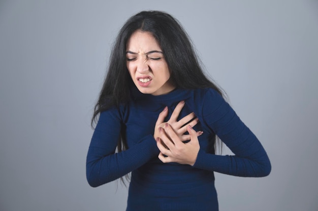 Main de femme dans le coeur douloureux