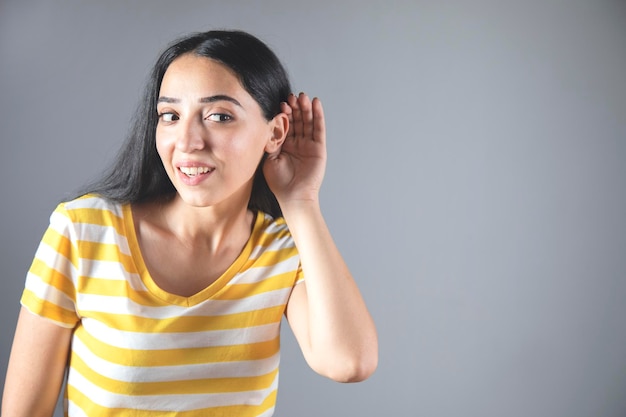 Main de femme dans l'oreille