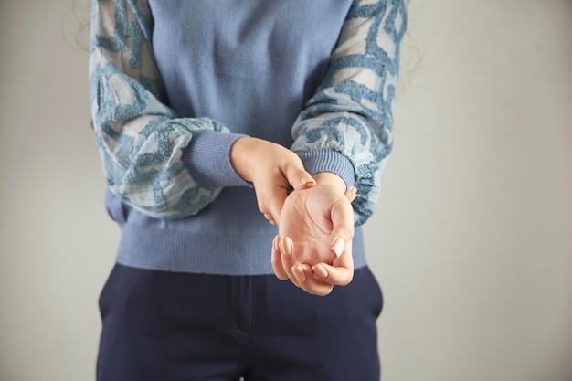 Main de femme dans le poignet douloureux