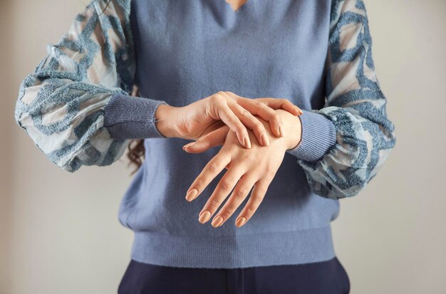 Main de femme dans le poignet douloureux