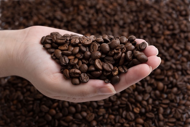 Main de femme avec du café isolé sur fond de café