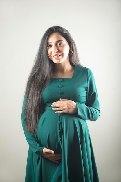 Photo main de femme enceinte sur le ventre