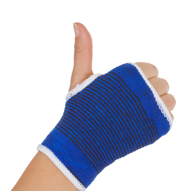 Main de femme enveloppée dans le support de paume de bandage sur un fond blanc