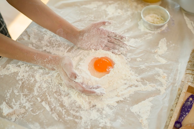 La main de la femme en gros plan fait de la boulangerie