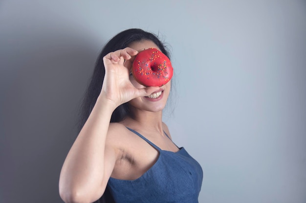 Main de femme heureuse beignet dans les yeux