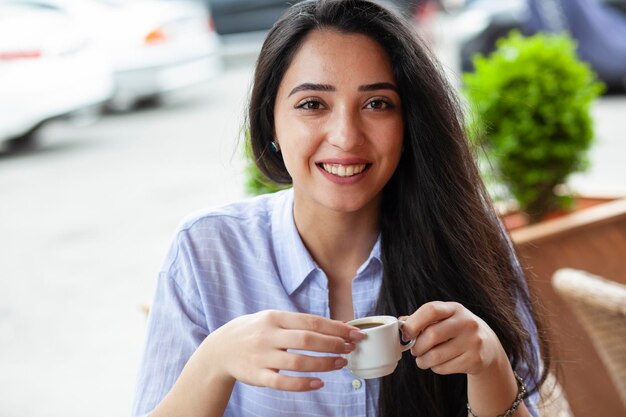 Main de femme heureuse café au café