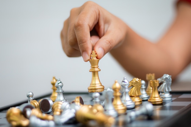 Main de femme jouant aux échecs