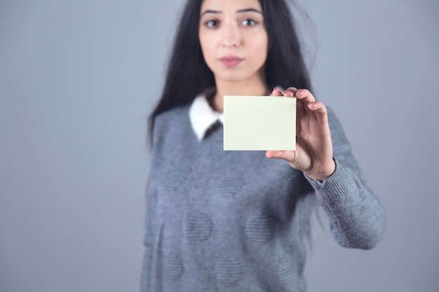 Main de femme papier jaune