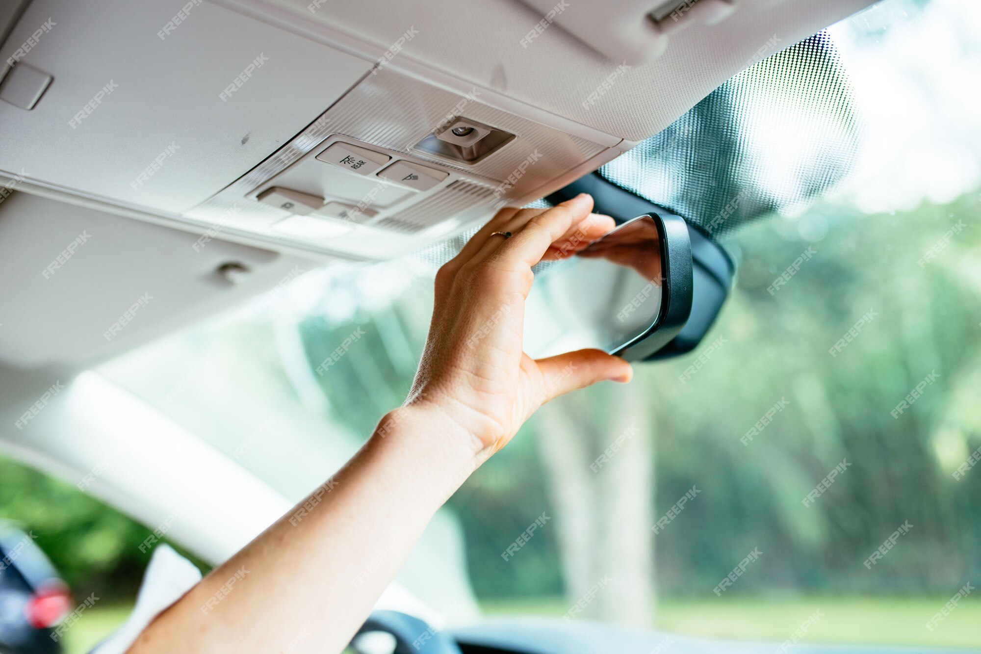 Main De Femme Plaçant Le Rétroviseur Intérieur De Voiture