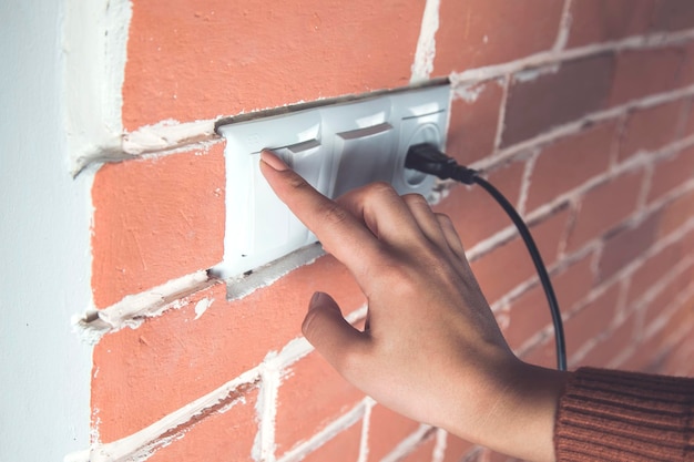 Main de femme pour éclairer la maison