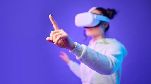 Main de femme pour les lunettes de réalité virtuelle métavers et les jeux pour le cyber futuriste et le monde 3d Doigt de joueur pour une expérience numérique simulée et une application de fond violet cyberpunk créatif