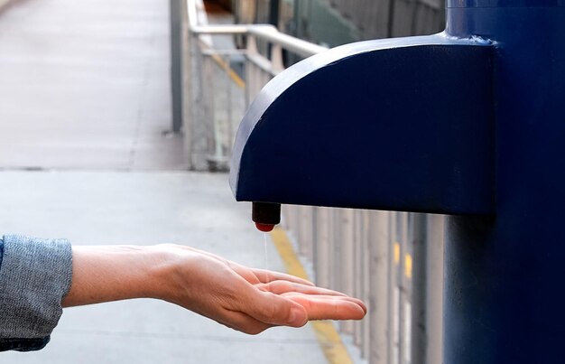 Main de femme se nettoyant les mains