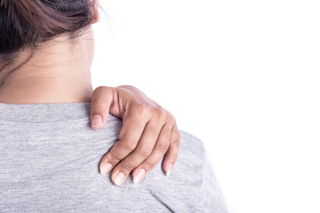 Main de femme sur son cou isolé sur fond blanc: concept médical