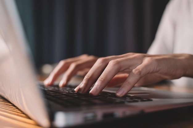 Photo main de femme tapant sur le clavier sur le lieu de travail