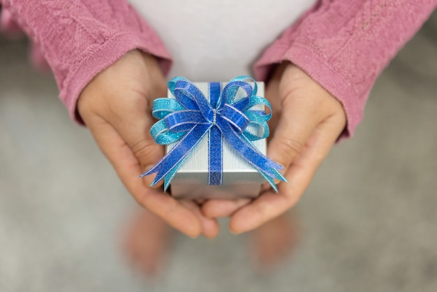 Main de femme tenant une boîte-cadeau de cadeau de Noël.