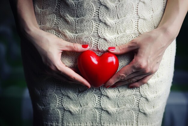 Main femme tenant coeur intime