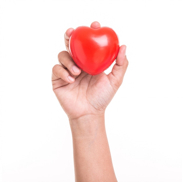 Main de femme tenant un coeur rouge isolé sur blanc