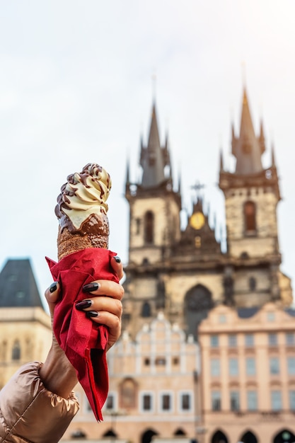 Main de femme tenant un cookie tchèque traditionnel trdelnik