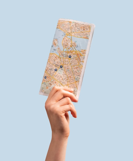 Main de femme tenant un guide de carte touristique Voyageant à l'étranger visitant des lieux d'intérêts concept d'attractions
