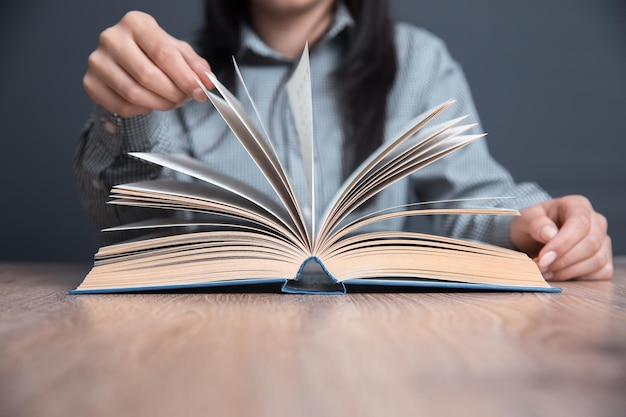 Main de femme tenant un livre de poche