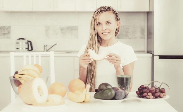 Main de femme tenant le melon sur fond de cuisine poids idéal et perte de poids boire un smo vert sain