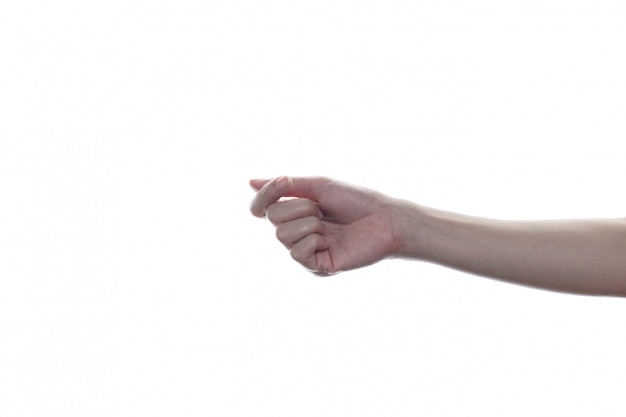 Main de femme tenant un objet avec les doigts